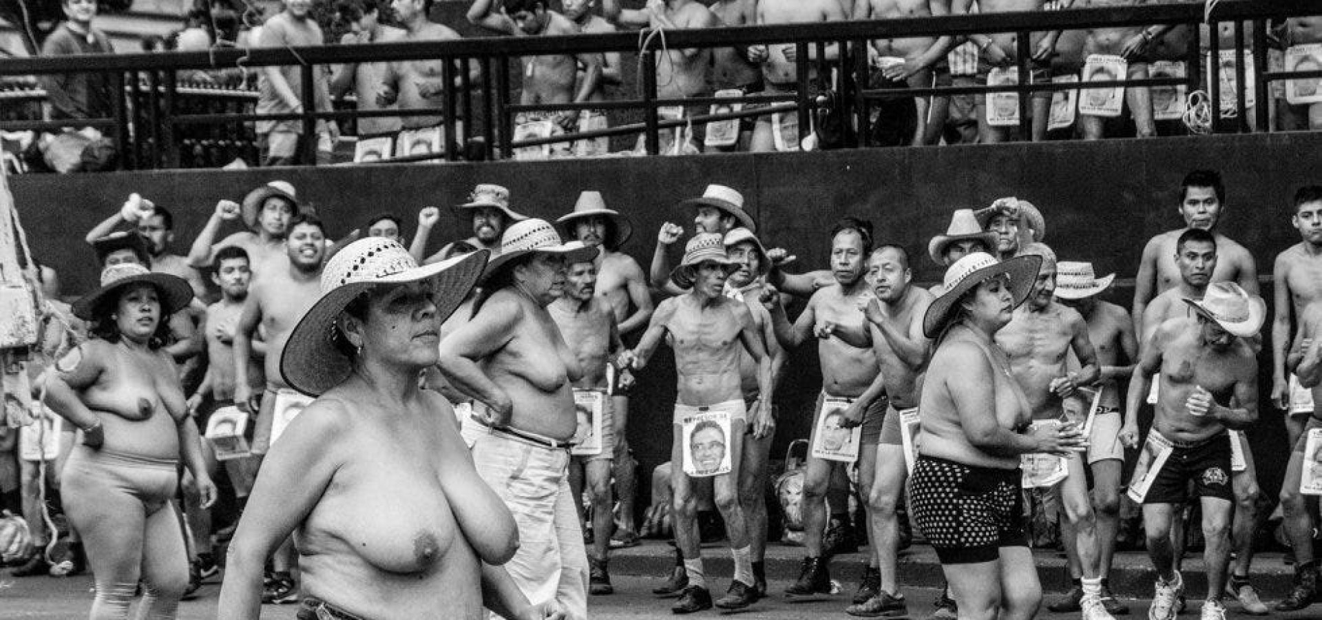 The nudity of the 400 Pueblos